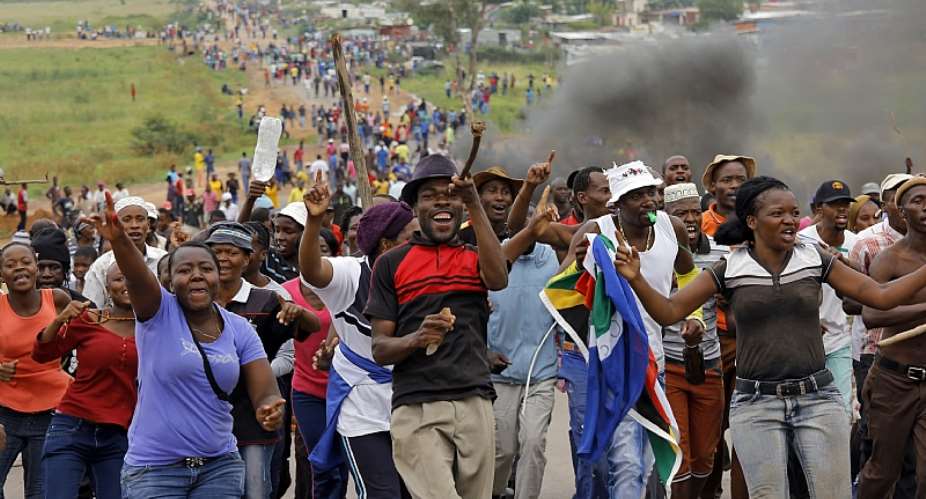 Failure by local government to provide basic services has led to protests around South Africa. Now, some residents are resorting to self-help.  - Source: EFE-EPAKim Ludbrook