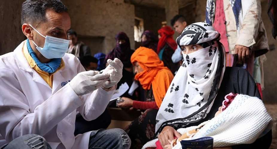 IOMs health outreach team provides primary health care services and medicine in a displacement site in Taiz. Photo: IOM Majed Mohammed