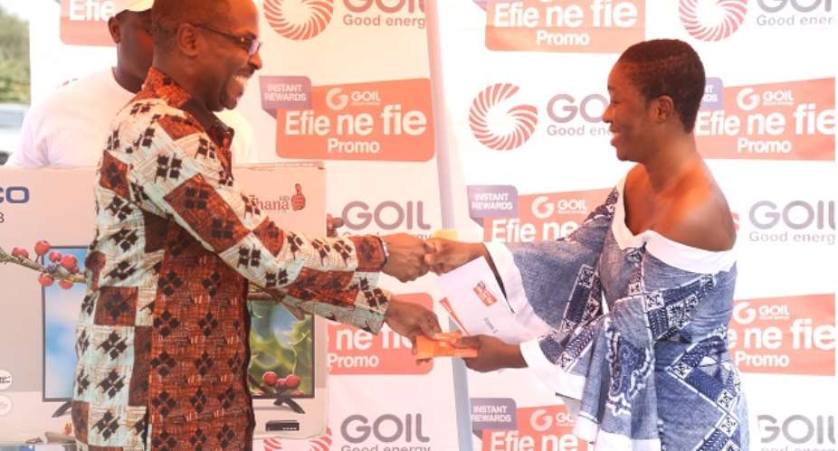 Kwamena Duncan presenting a GH¢1,000 fuel coupon to one of