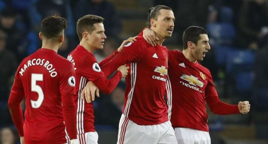 Manchester United close gap on Arsenal and Liverpool with easy win at Leicester City