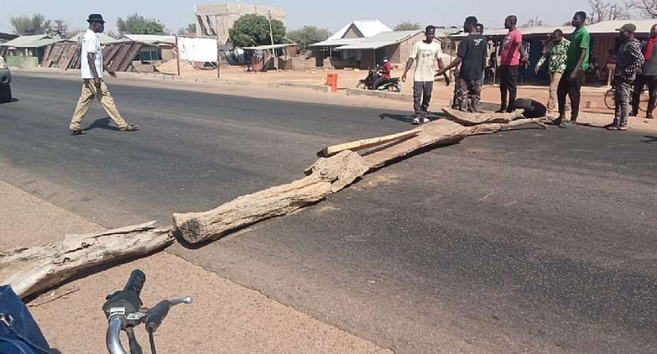 Sumbrungu youth block highway with a log over rising road deaths