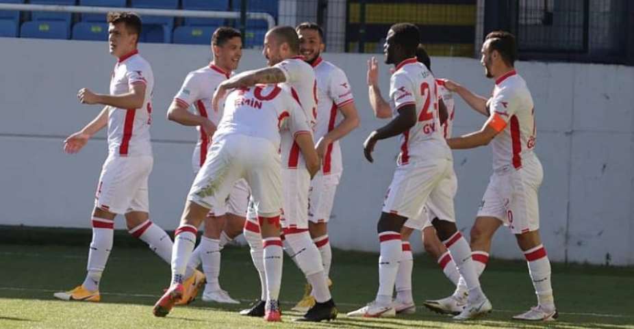 Edwin Gyasi celebrates with Boluspor teammates after a goal