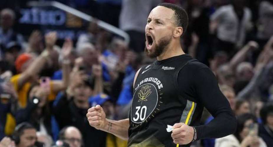 NBA: Stephen Curry inspires Golden State Warriors against Milwaukee Bucks