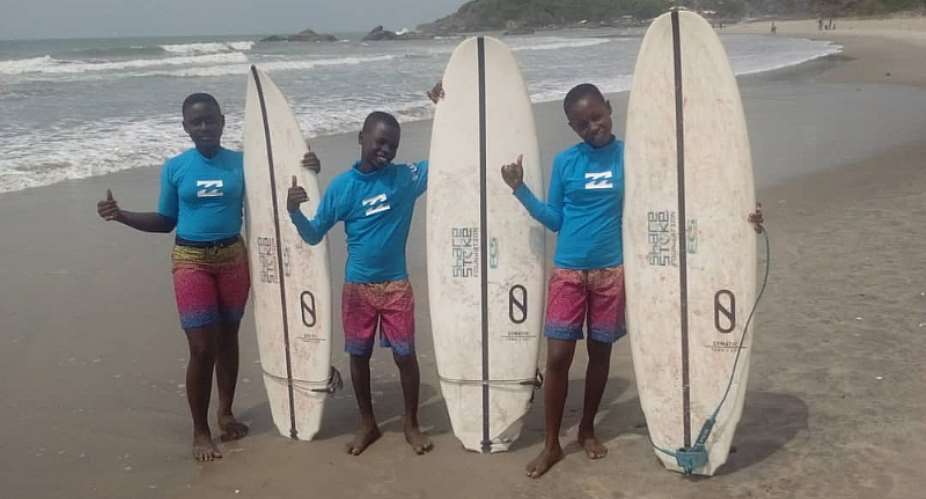 Three Students Get Scholarship From International Surfing Association