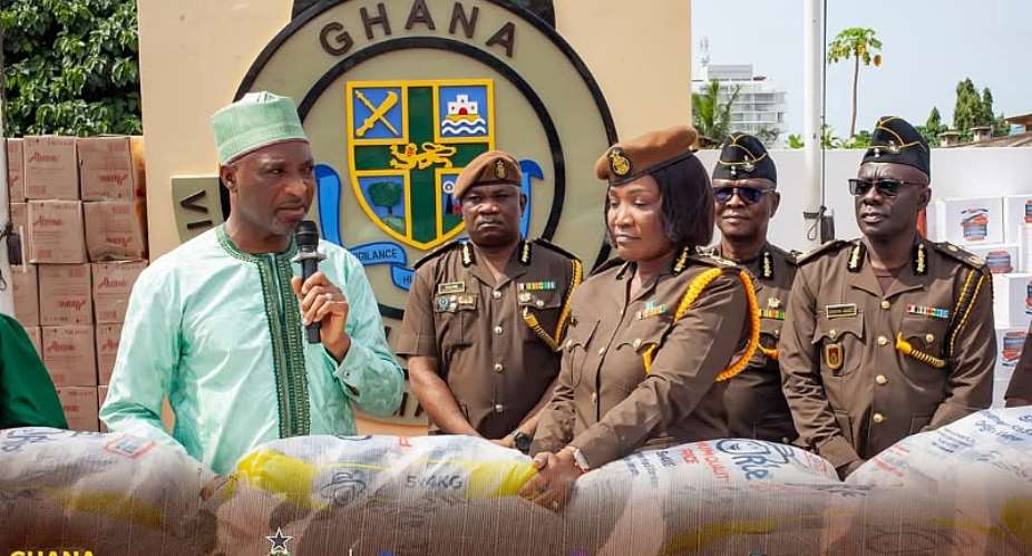 Interior Minister supports Prisons Service with food items