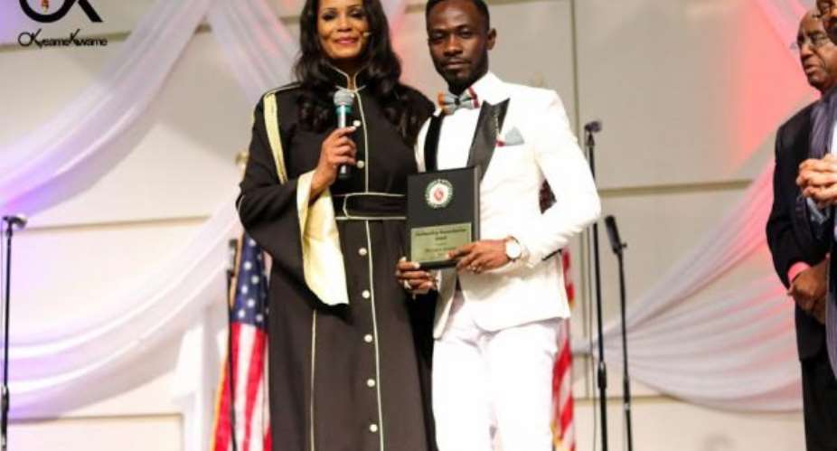 Okyeame Kwame receives US Presidential Volunteer Service Award