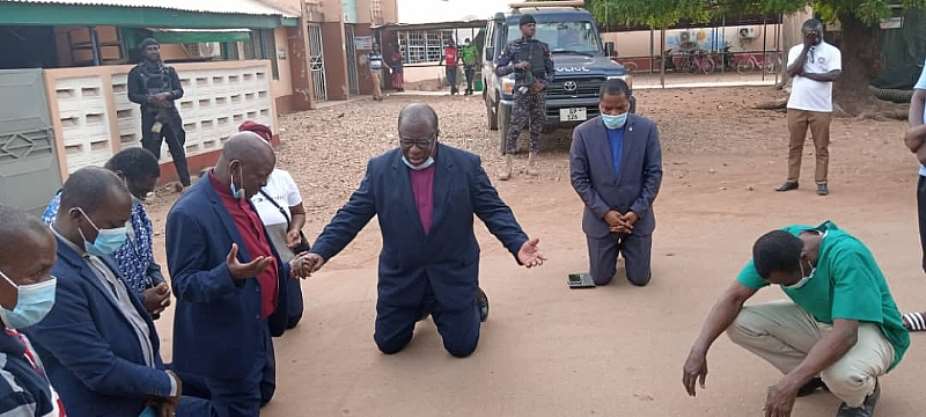 Rt. Rev. Prof. Joseph Obiri Yeboah Mante, other pastors of Presby church knelt and prayed for peace in Bawku