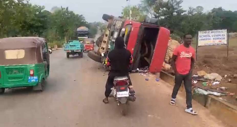 Passengers in critical condition as articulator truck crashes on Berekum-Sampa road