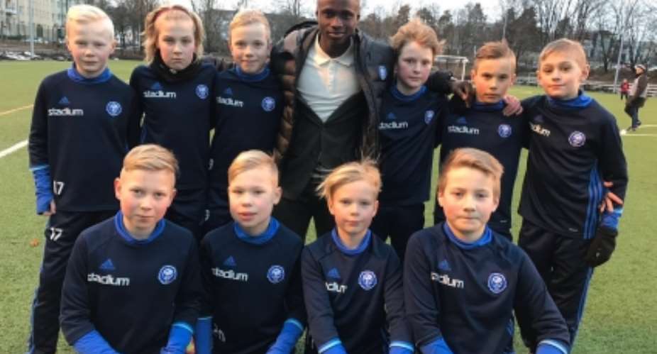 Fans favourite Evans Mensah interacts with young HJK Helsinki players