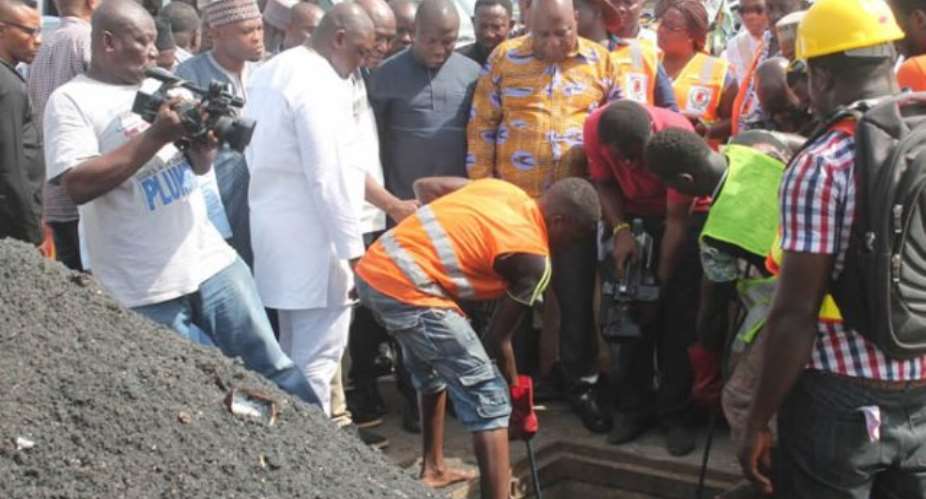 Accra Mayor inspects desilting of drains along flood prone areas