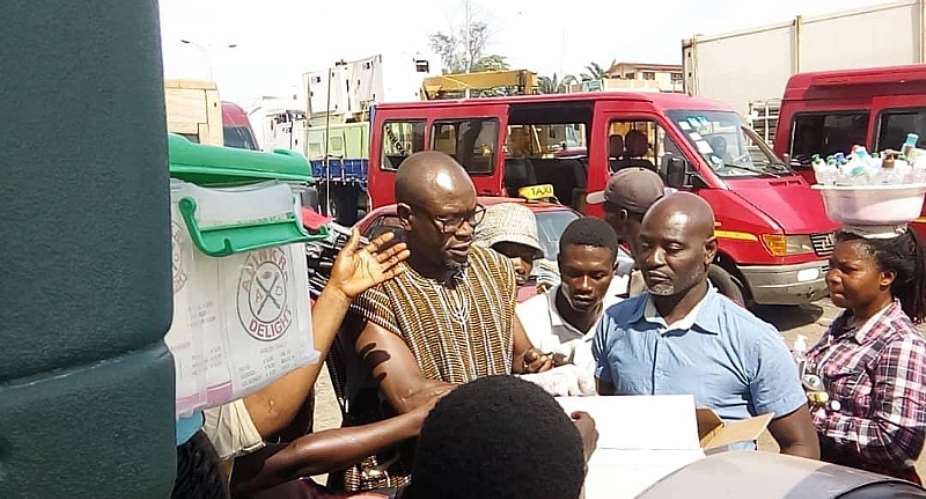 COVID-19: Black Stars Head Coach CK Akonnor Share Hand Sanitizers To Hawkers In Accra