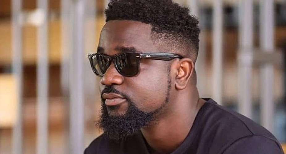 Hit the studio, you hypocrite —Fans go hard on Sarkodie after reacting on dumsor hitting the Tema General hospital