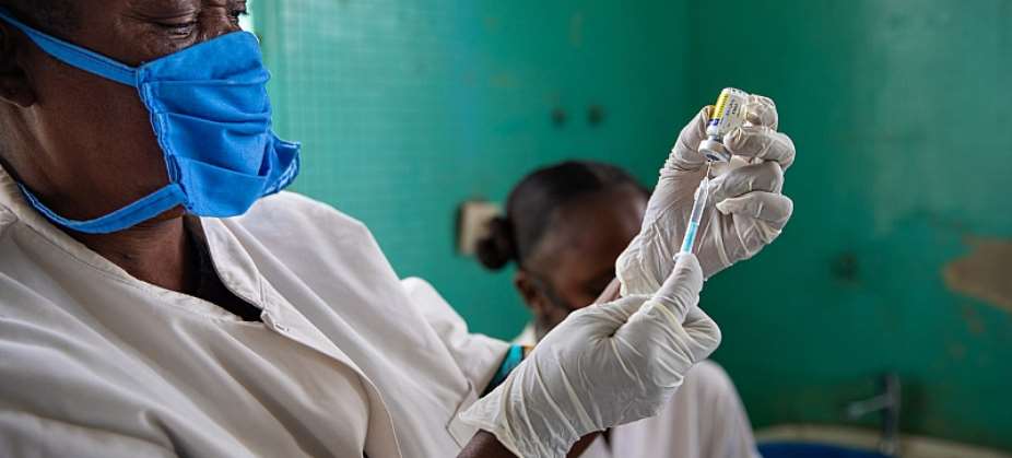 A health worker at a local health centre in Kinshasa, Democratic Republic of the Congo, prepares a vaccine injection. (Courtesy UNICEF/Sibylle Desjardins)