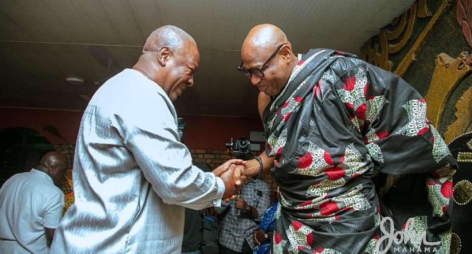 Former President John Dramani Mahamaleft and the Obomenghene, Nana Effah Opinamang III