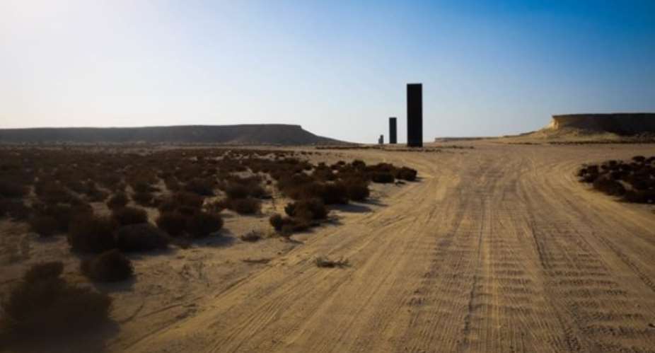 Qatar Desert Witnesses Strange Encounter