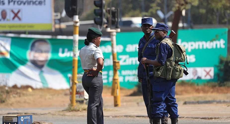 Zimbabwean police stand guard in Harare in 2023. CPJ called on a minister of state for Zimbabwe's Midlands Province to immediately rescind an order barring journalists Sydney Mubaiwa and Stephen Chadenga from covering government events on March 5, 2024. Photo: ReutersPhilimon Bulawayo