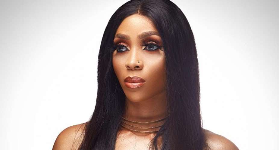 Jessica Emueze Face of Universe Nigeria Top Model shares braless photos