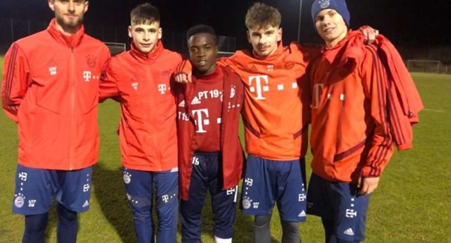 Matthew Cudjoe with some Bayern Munich Academy players