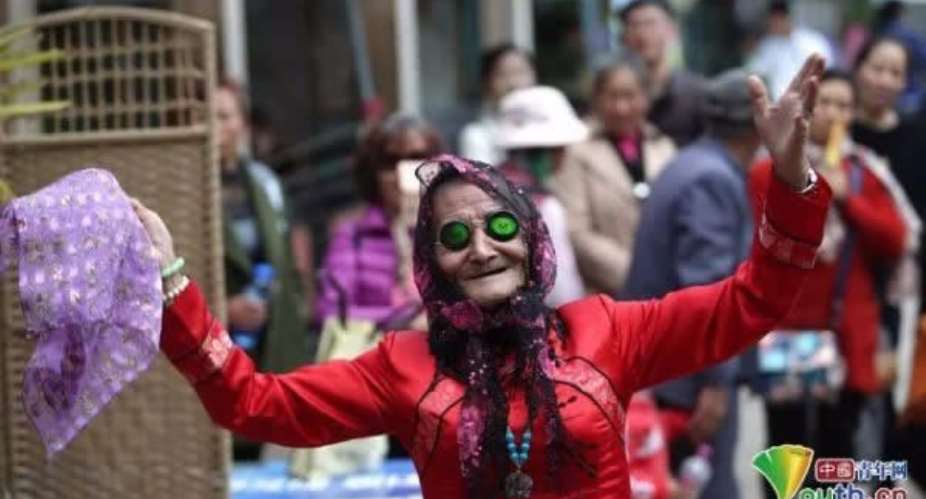 74-year-old man dresses as woman to make his mother happy