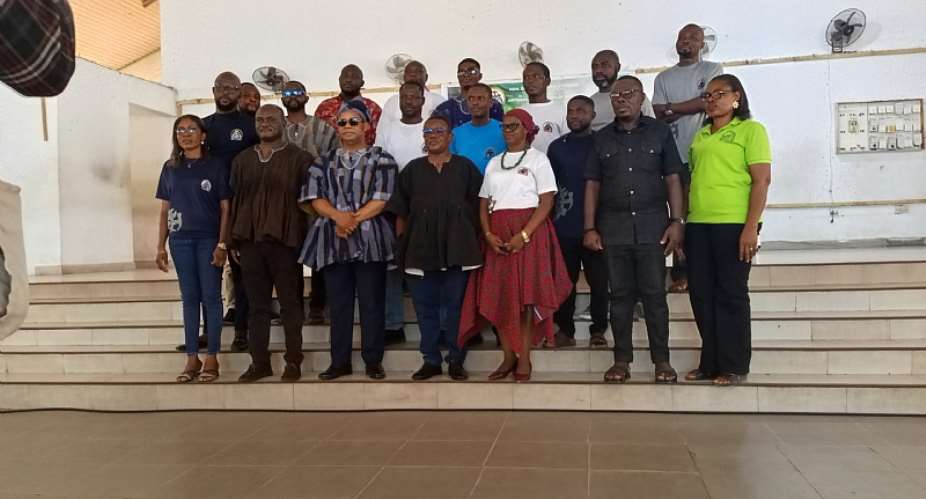 MP, Resource Persons in pose with Artisan Leaders