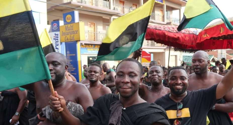 Some proud Asantes boldly displaying the Asanteman flag