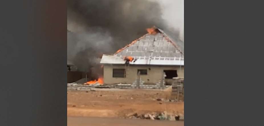 Angry Bawku youth set Police commander’s residence ablaze
