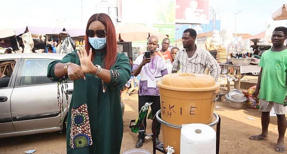 Coronavirus: Jackie Appiah donates to market women and the needy in Accra Pictures +Video