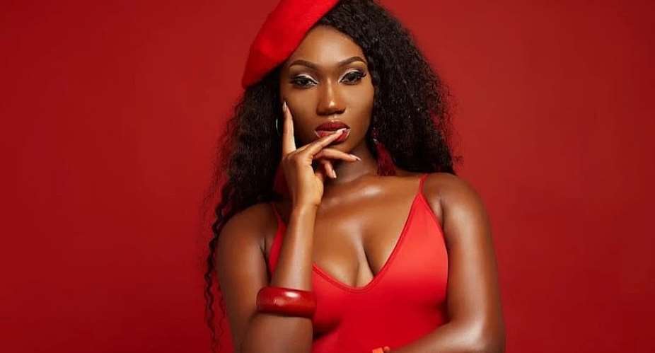 Wendy Shay begs for her iPhone 14 PRO Max lost after performing at Duaya Nkwanta