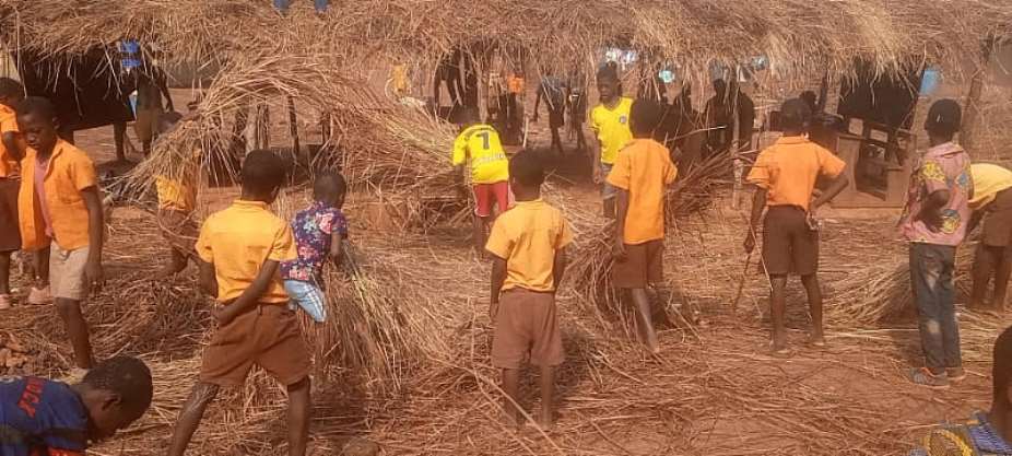 Kechiebi-Asuogya pupils use class hours to build makeshift sheds as classrooms
