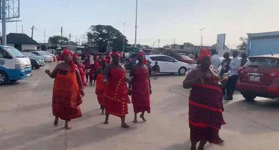 traditional leaders, priestesses clad in red stormed the premises of TMA, singing traditional war songs, pouring libation and breaking eggs to invoke the spirits of their ancestors