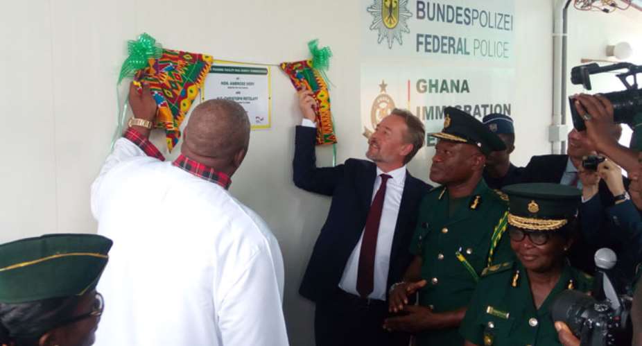 Henry Quartey together with Christoph Ret zlaff unveiling a plaque at the ceremony