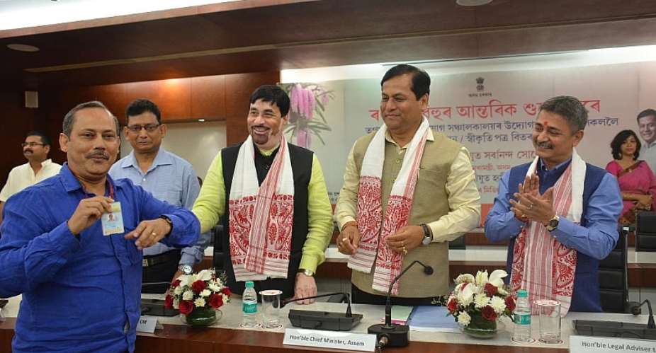 Sonowals Gesture To Assam Journalists