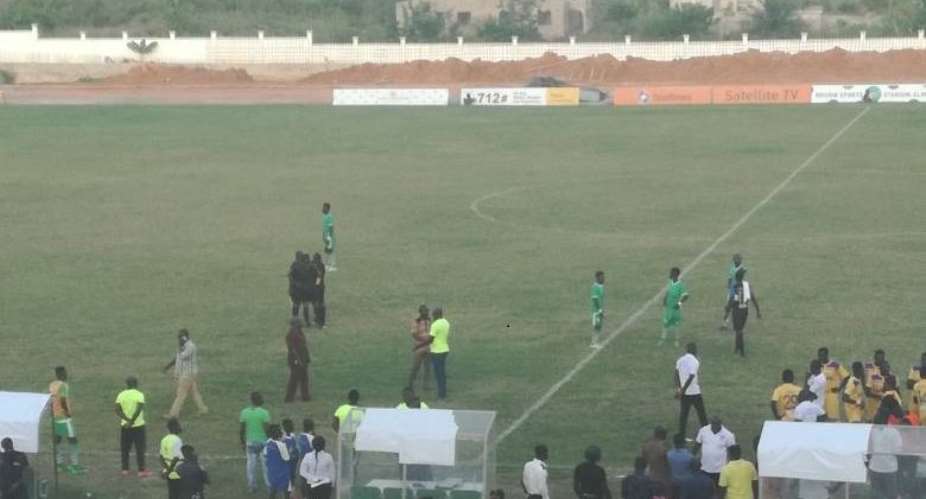 VIDEO... Elmina Sharks And Medeama SC Players Involved In Physical Fight