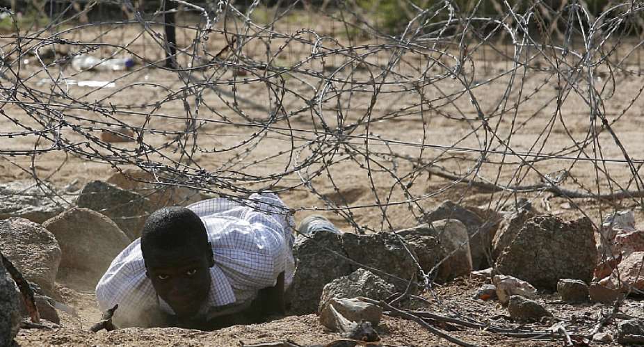 An illegal Zimbawean  immigrant crosses into South Africa. - Source: EFE-EPAKim Ludbrook