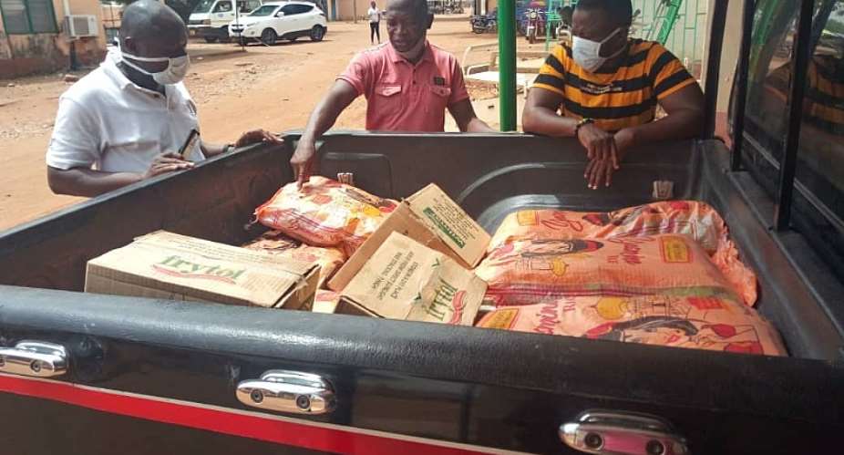 Bawku: Mahama Ayariga Donate Bags Of Rice, Cooking Oil To Family Of Patient Who Died Of Covid-19