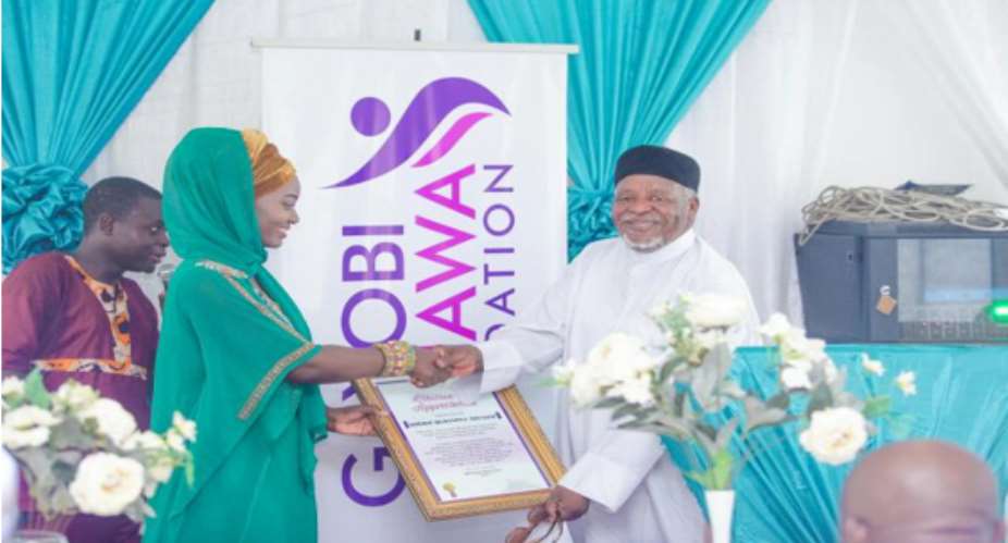 Sheikh MUSTAPHA of ICODEHS receiving a Citation from Gayobi Achawa Foundation 