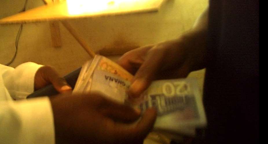 Undercover Video Exposes KMA Staff Taking Bribe In The Toilet