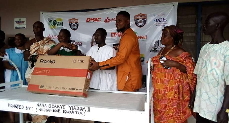 The Nkosuohene (in white smock) making the presentation