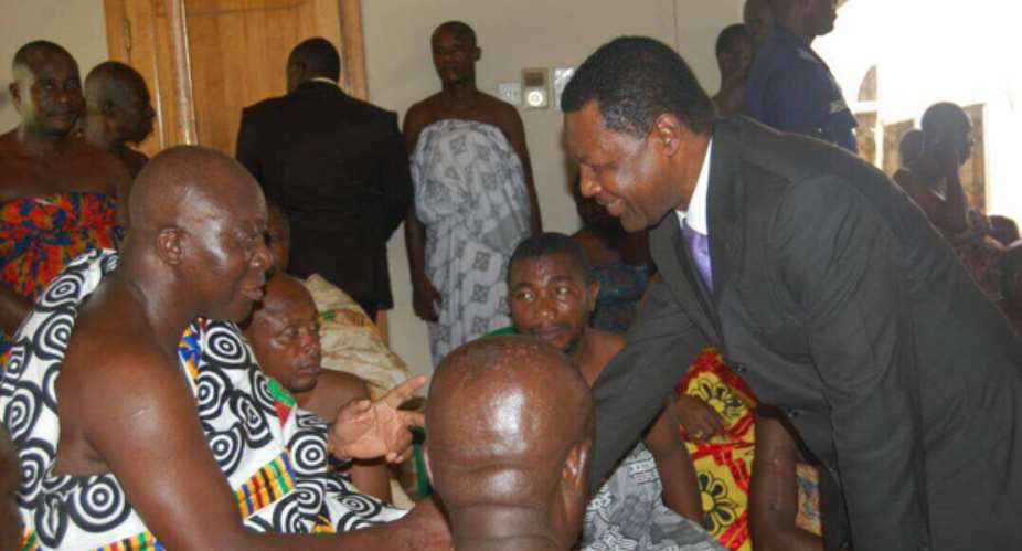 NHIS boss paying homage Otumfuor Osei Tutu II, the Asantehene seated