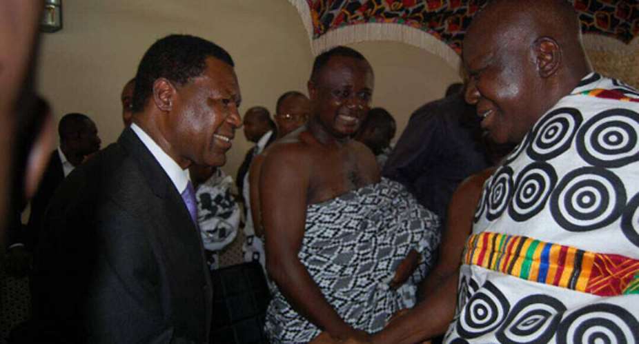 Dr Annor greeting Otumfuo Osei Tutu