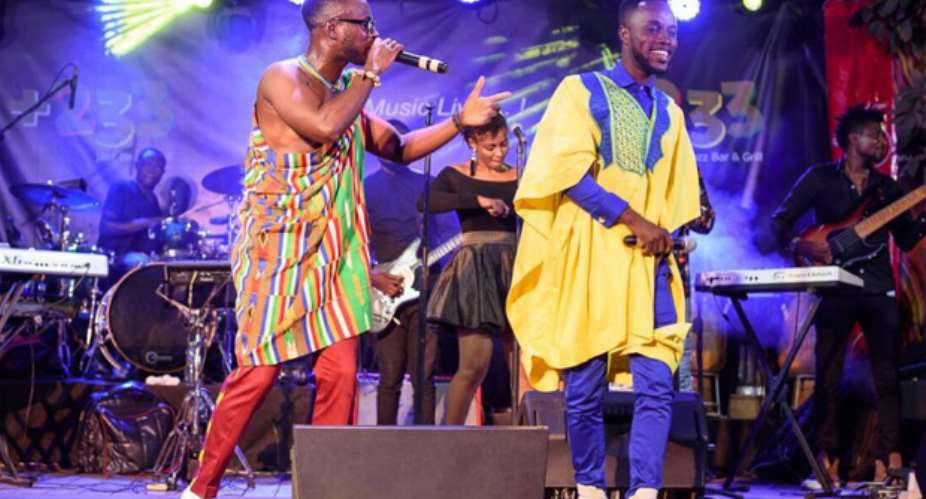 Okyeame Kwame left performing with Abochi on stage