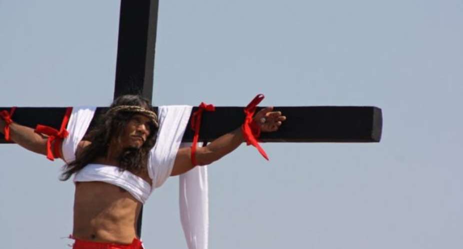 Filipino Man Has Been Nailed To A Cross Every Good Friday For 33 Years