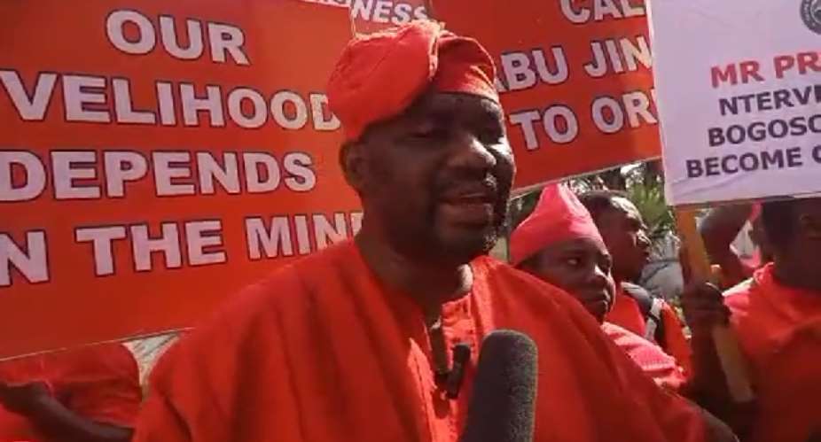 Over 300 mine workers picket Lands Ministry