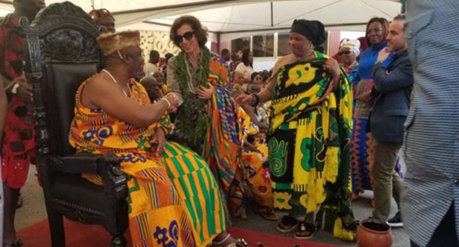 UNESCO boss exchanging pleasantries with the Ga Mantse accompanied by the Ga Queen Mothers