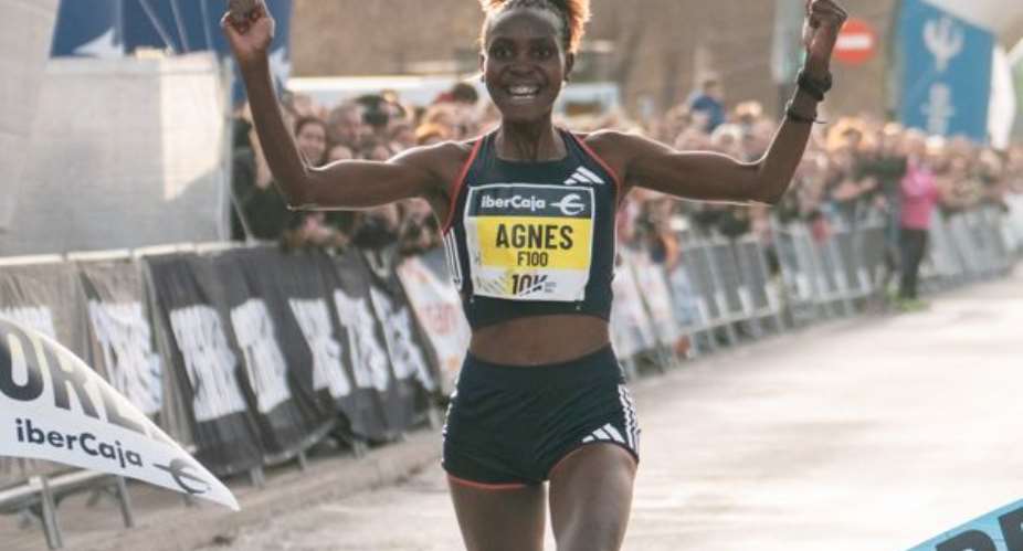 Agnes Ngetich: Kenyan sets 10km world record for women-only race