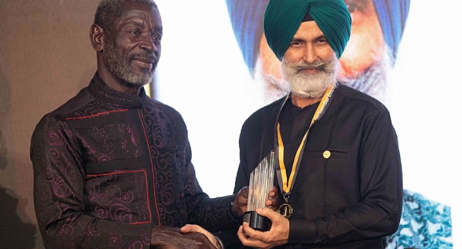 Amardeep Singh Hari receiving the award