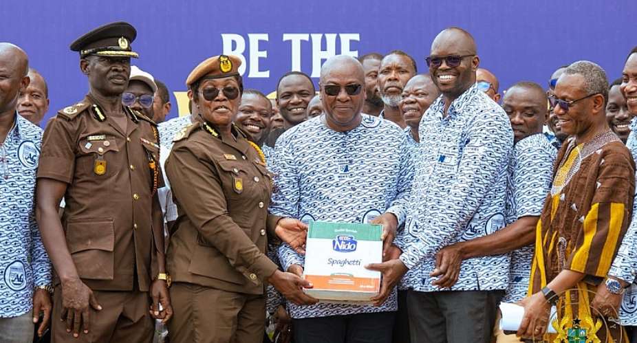 President Mahamafellowships withNsawamPrisoninmates