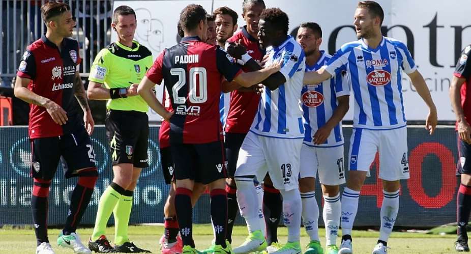 Pescara coach slams referee over Sulley Muntari punishment for racist abuse action