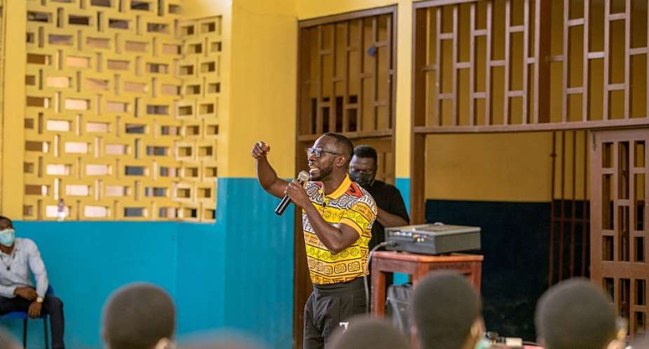 Okyeame Kwame addressing the students
