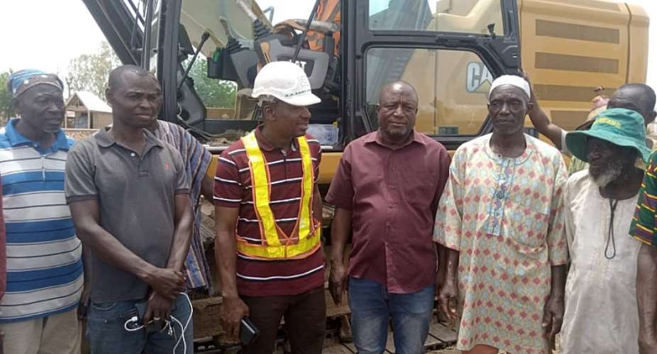 Alhaji Fuseini Musah dredges Jakarayili Dam in Tamale South